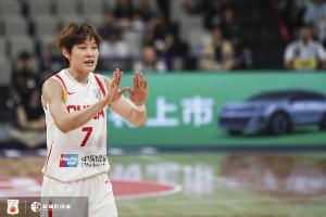 弹无虚发！杨力维半场10分钟4投4中贡献10分 三分2中2