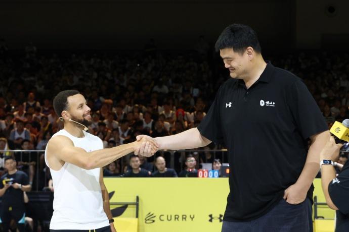 开云中国官网-笑喷!库里中国行与姚明梦幻同框,1米88傻库当着2米26姚主席秀肌肉