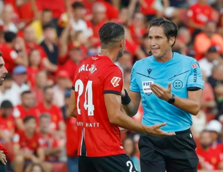 马洛卡球迷抗议裁判不公判罚 数百人愤然提前离席