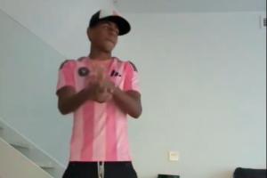 开云体育中国官方网站-致敬？亚马尔社媒晒视频跳尬舞，身穿梅西的迈阿密国际球衣