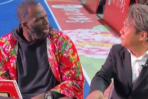 开云-梦幻融入！追梦大花袄吹唢呐转手绢 联动宋小宝惊出表情包