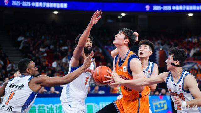 开云体育-上海男篮力克新疆队，收获联赛两连胜